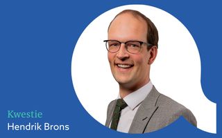 Rechthoekig blauw vlak met daarin de tekst: Kwestie Hendrik Brons. Daarnaast een foto van een lachende man met bril en een grijs jasje.