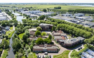 Luchtfoto van gebouwen tussen het groen.