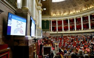 Parlement bijeen, voorop op scherm de uitslag van de stemming: 299 voor, 226 tegen.