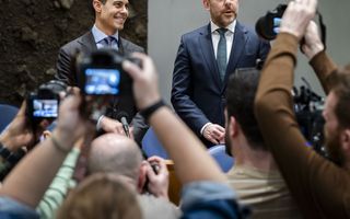 Minister-president Rob Jetten en Bart van den Brink, minister van Asiel en Migratie, voorafgaand aan het debat over de regeringsverklaring in de plenaire zaal van de Tweede Kamer.