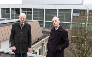 Twee predikanten staan op een dak