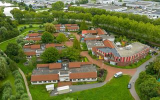 Luchtfoto van een gebouwencomplex met zorgwoningen.