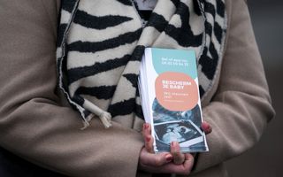 Dirkje Slingerland deelt bij een abortuskliniek folders uit waarin ongewenst zwangere vrouwen hulp wordt aangeboden. beeld ANP, Jeroen Jumelet
