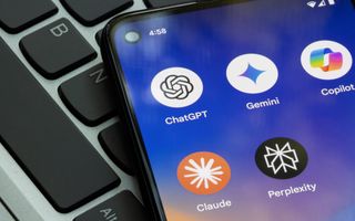 De app-pictogrammen van ChatGPT, Gemini, Microsoft Copilot, Claude en Perplexity zijn te zien op een Google Pixel-smartphone.