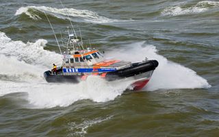 Boot op zee met golven.