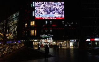Groot beeldscherm buiten op winkelcentrum.