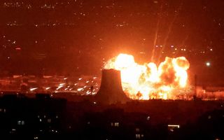 Brandende gebouwen in Teheran, de hoofdstad van Iran.