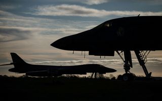 Twee gevechtsvliegtuigen staan op een luchtmachtbasis.