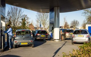 Automobilisten staan in de rij bij een tankstation in Delft.