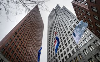 Foto van onderaf van hoge torens in Den Haag.