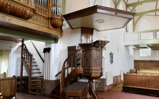 Houten kansel in oude kerk.