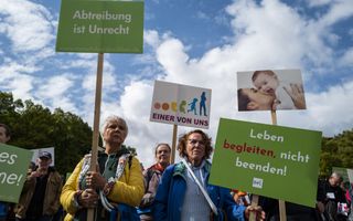 Deelnemers aan de jaarlijkse Mars voor het Leven in Berlijn protesteren tegen abortus. beeld AFP, John MacDougall. 