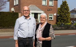 Oudere man en vrouw voor huis met naam ”Mooi wonn”.