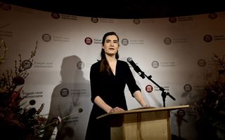 Lidewij de Vos, in het zwart gekleed.