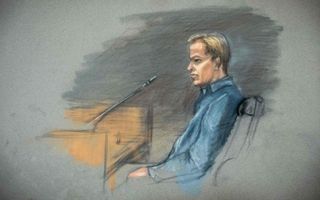 Een tekening van een blonde man in een blauwe blouse zittend achter een spreekgestoelte. 