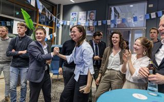 Lachende mensen kijken geïnteresseerd naar de uitslagen.