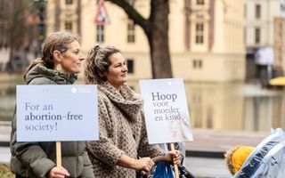 Twee vrouwen met borden met anti-abortusteksten.