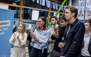 Mensen met bedrukte gezichten. 