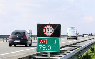 Een auto passeert op de snelweg een hectometerpaaltje met daarop de toegestane snelheid van 130 kilometer per uur.