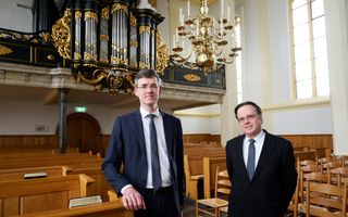 Auteur G.J. Westhoff (l.) en burgemeester E.J. Bilder in de Grote Kerk in Genemuiden. beeld Dick Vos