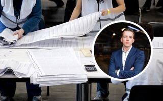 Stembiljetten op de achtergrond. Op voorgrond uitsnede met Tom de Nooijer