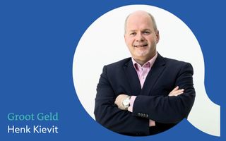 Rechthoekig blauw vlak met daarin de tekst:  Groot Geld Henk Kievit. Daarnaast een foto van een kalende man in een donkerblauw jasje met zijn armen over elkaar.  