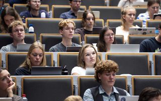 Geïnteresseerde studenten in een collegezaal van de Radboud Universiteit.