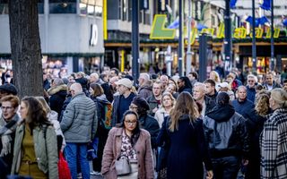 Een winkelstraat vol mensen.