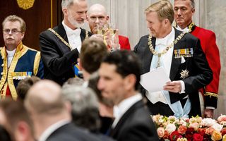 Koning Willem-Alexander proost samen met koning Felipe tijdens het staatsbanket in het Koninklijk Paleis. Het Spaanse koningspaar brengt een tweedaags staatsbezoek aan Nederland. ANP KOEN VAN WEEL
