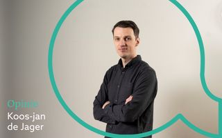 foto van een jongeman met zwart overhemd en donker haar. Hij staat met zijn armen over elkaar. Links onderin de foto staat: ”Opinie. Koos-jan de Jager”