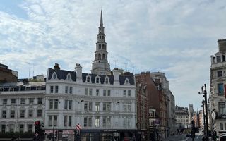 Straatbeeld met een hoge kerktoren.