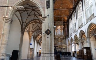 Monumentale kerk, met hoge pilaren. De kerkbanken zijn verdwenen. Achterin het grote orgel.