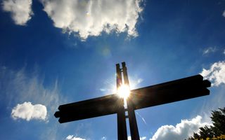 Een kruis dat afsteekt tegen de zon.