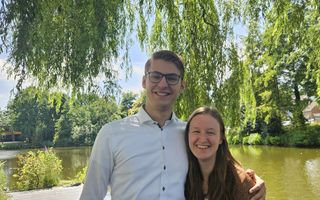 Adjan en Nicolien Boogaard: hij met bril en in wit overhemd, zij met lang bruin haar en bruine blouse.