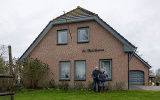 Johan en Anja Feenstra voor hun woning aan de wal.