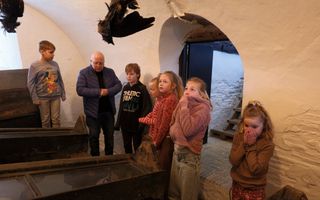 Kinderen kijken ingespannen naar de gemummificeerde mensen en dieren.