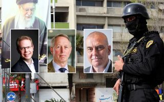 Een grote banner met drie Iraanse leiders, met baarden. In de buurt loopt een  in zwart gehulde, zwaarbewapende man. 