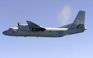 Een grijs vliegtuig, aangedreven door propellers, met daarop het getal 22 en een ster.