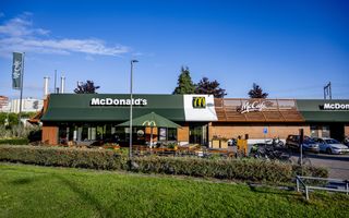 Vestiging van McDonald’s met groenstrook ervoor. 