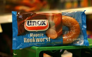 Een magere rookworst van Unox in een vooral blauwe verpakking