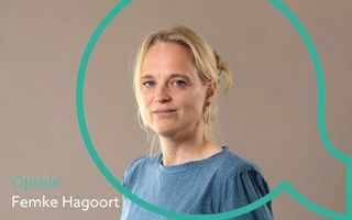 Blonde vrouw met blauwe trui in een groene, ronde vignetcirkel. 