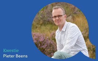 Een blauw vlak met tekst Kwestie en daarin een kleine foto van een man in wit overhemd met stipjes en bril op.