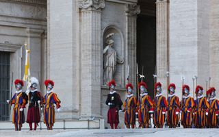 Leden van de Zwitsere garde in kleurrijke kostuums in het gelid.