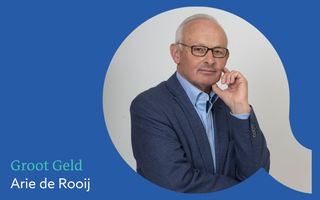 Vignet rubriek Groot Geld, een blauw vlak met daarin een foto van een oudere man met bril en de tekst: Groot Geld, Arie de Rooij.