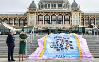 Koningin Máxima, in groene jurk, op de boulevard van Scheveningen.
