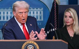 Een gebarende man achter een katheder, geflankeerd door een vrouw.