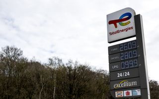 Een grijze reclamepaal met bovenop een wit bord met een logo van een energiemaatschappij. Op de zuil staan de prijzen voor euro, diesel en lpg-brandstof.