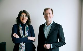 Een man en een vrouw in nette kleding.