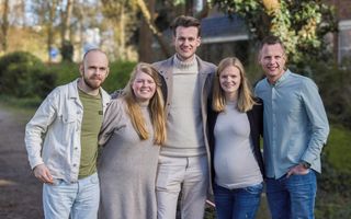 Vijf twintigers staan gearmd op een rij.