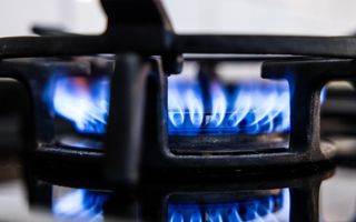 Een blauwe gasvlam van een gasfornuis.